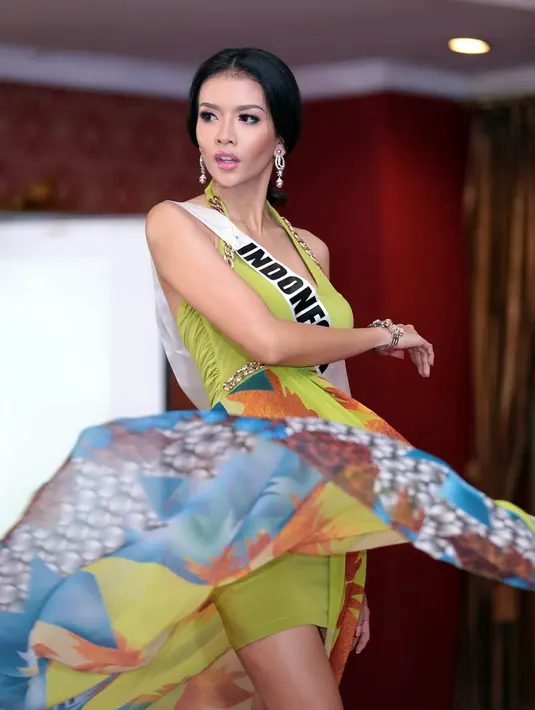 Tersiar kabar, setelah selesai bertugas menjadi Puteri Indonesia Perdamaian 2017 dan Miss Grand International nanti, Dea Rizkita berniat melanjutkan pendidikannya di jenjang master Psikologi. (Deki Prayoga/Bintang.com)
