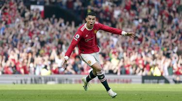 Pemain Manchester United Cristiano Ronaldo melakukan selebrasi usai mencetak gol ke gawang Norwich City pada pertandingan sepak bola Liga Inggris di Stadion Old Trafford, Manchester, Inggris 16 April 2022. Manchester United menang 3-2. (AP Photo/Jon Super)