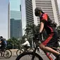 Warga berolahraga saat kegiatan Car Free Day (CFD) di Kawasan Sudirman, Jakarta, Minggu (21/6/2020). Pada CFD pertama di masa PSBB Transisi, warga Ibu Kota terlihat lebih memilih bersepeda sebagai sarana olahraga dengan tetap menerapkan protokol kesehatan Covid-19. (merdeka.com/Iqbal Nugroho)