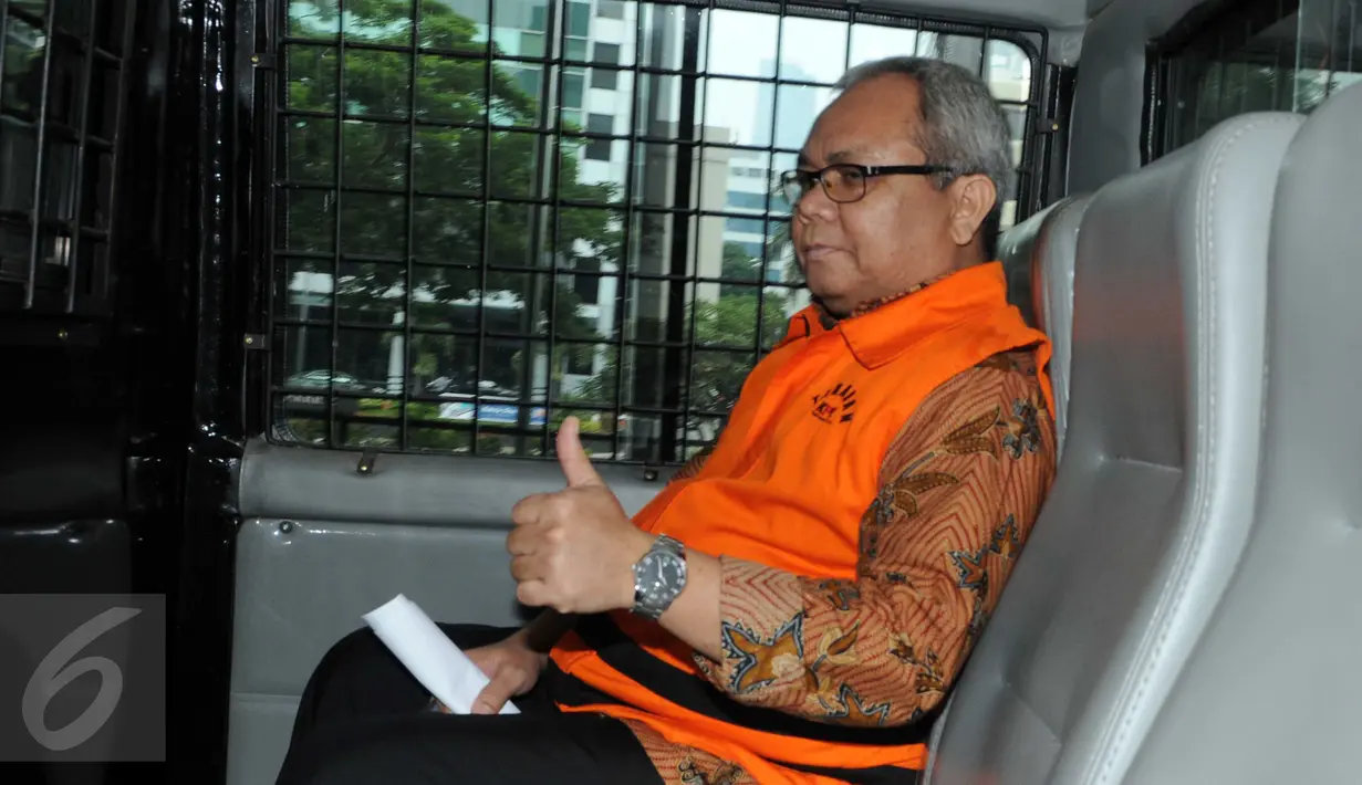 Tersangka suap APBD Sumut dan Hak Interpelasi DPRD Sumut Chaidir Ritonga berada di mobil tahanan usai pemeriksaan di KPK, Jakarta, Senin (7/3). Berkas Anggota DPRD Sumut periode 2014-2019 itu sudah lengkap dan siap disidangkan. (Liputan6.com/Helmi Afandi)