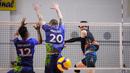Pemain Jakarta BNI 46, Takahiro Tozaki (kanan) melepaskan spike saat saat menghadapi Jakarta Pertamina Pertamax dalam laga perebutan tempat ke-3 PLN Mobile Proliga 2022 di Padepokan Voli Jenderal Polisi Kunarto, Sentul, Minggu (27/03/2022). (Bola.com/Bagaskara Lazuardi)