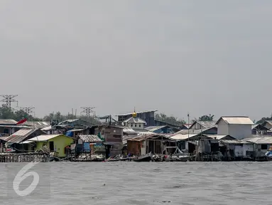 Suasana pemukiman kumuh dari tepi pantai di kawasan kali Adem, Muara Angke, Jakarta Utara, Senin (2/1). Pemukiman nelayan tersebut akan direlokasi oleh Pemprov DKI Jakarta ke rusun Muara Baru untuk revitalisasi pelabuhan. (Liputan6.com/Faizal Fanani)