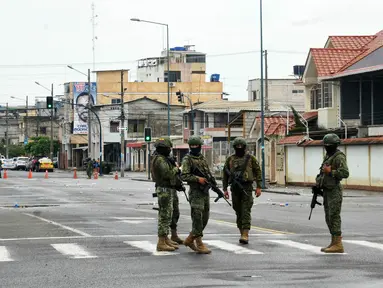 Tentara Ekuador berjaga-jaga di luar penjara Machala, Ekuador pada 12 Januari 2024. (STRINGER/AFP)