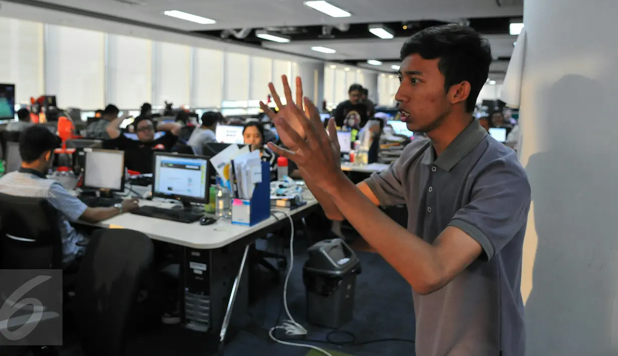 Bayu Agung salah satu peserta Stand up comedi Torabika Capucino Cool Expresion ketika berlatih sambil menghibur redaksi liputan6 di kantor SCTV, Jakarta, (3/6). Jelang babak final, tiga finalis standup berlatih di kantor SCTV. (Liputan6.com/Yoppy renato)
