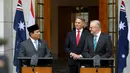 Foto selebaran yang diambil dan dirilis pada 20 Agustus 2024 oleh Tim Media Prabowo ini menunjukkan Menteri Pertahanan Indonesia yang juga Presiden terpilih pada Pemilu 2024, Prabowo Subianto (kiri) dan Perdana Menteri Australia Anthony Albanese (kanan) memberikan keterangan bersama setelah pertemuan bilateral di Canberra. (Handout/Tim Media Prabowo/AFP)