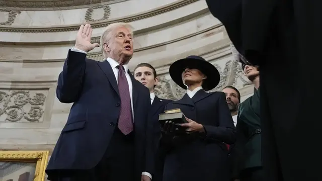 Donald Trump saat dilantik sebagai presiden ke-47 Amerika Serikat. Pelantikan Trump berlangsung di Rotunda Gedung Capitol AS, Washington DC, Senin (20/1/2025).