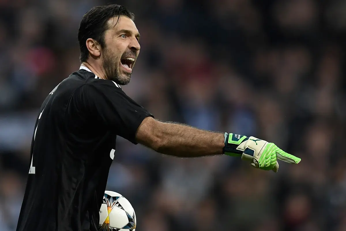 Gianlugi Buffon Semprot Wasit Michael Oliver