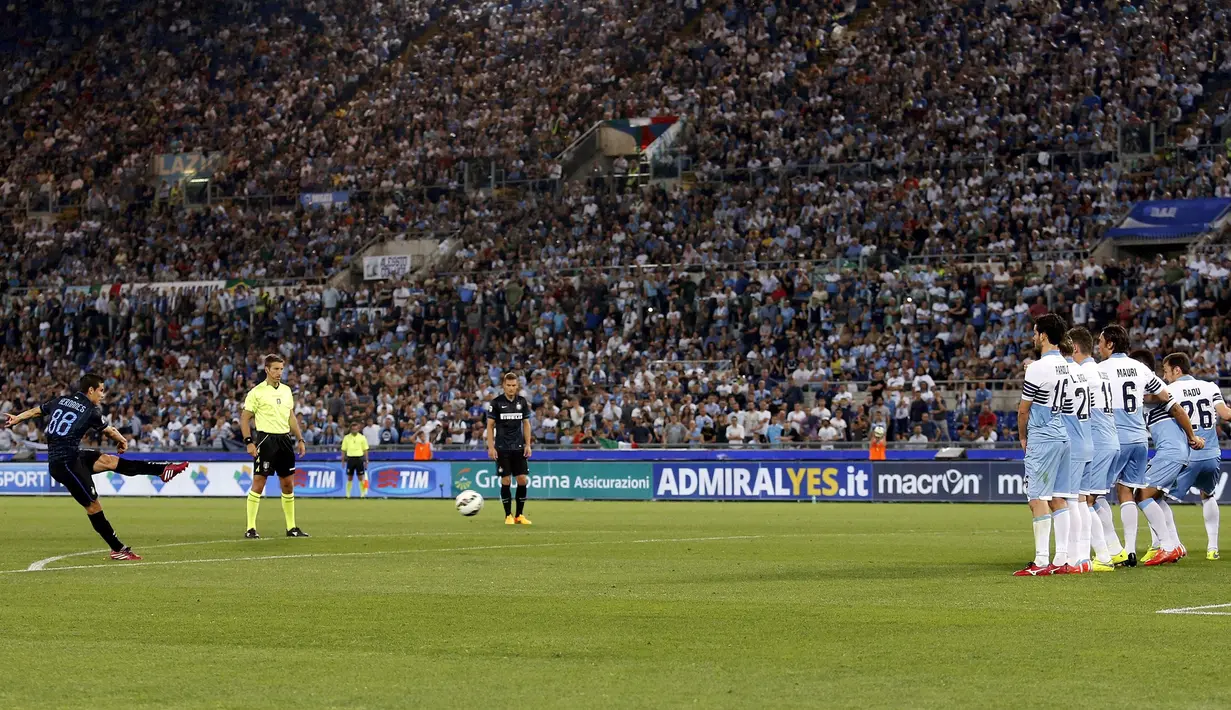 Gelandang Inter Milan, Hernanes (kiri) melakukan tendangan bebas pada laga serie A di Stadion Olimpico, Senin (11/5/2015). Inter Milan menang 2-1 atas Lazio. (Reuters/Giampiero Sposito)