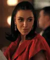 Dalam Episode 7 All's Fair, Kim Kardashian mengenakan baju berwarna merah. Ia tampil dengan gaya rambut kuncir belakangnya. [Dok. Chopard]