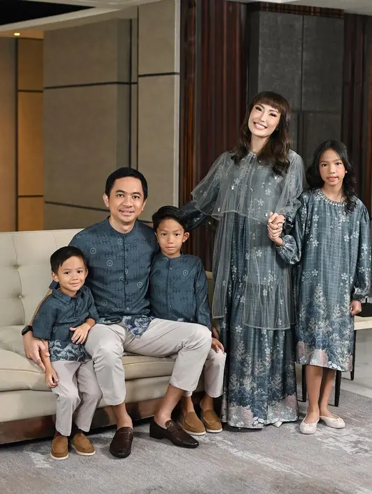 Baju Lebaran sarimbit ala keluarga Ayu Dewi. Menawannya penampilan keluarga Ayu Dewi dalam balutan baju Lebaran sarimbit berwarna hijau dengan motif floral yang manis. [Foto: Instagram/mrsayudewi]