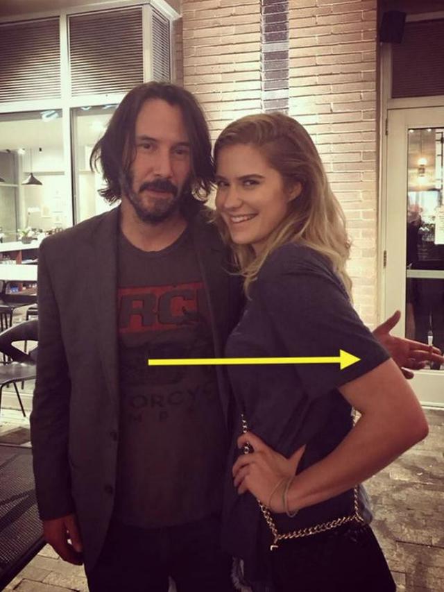 Keanu Reeves Tak Pernah Sentuh Penggemar Wanita meski Sedang Foto Bareng
