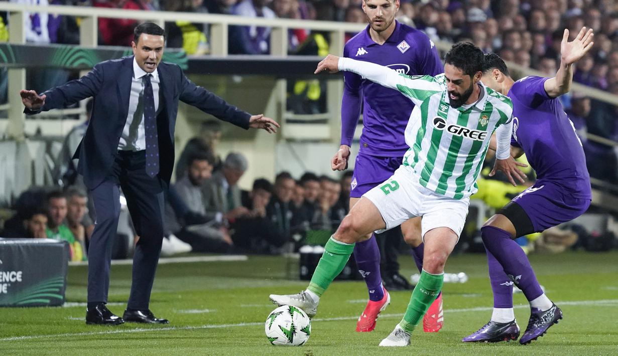 Real Betis sukses menahan imbang Fiorentina 2-2 dalam duel leg kedua semifinal Conference League 2024/2025 di Stadio Artemio Franchi, Jumat (09/05/2025) dini hari WIB. (Marco Bucco/LaPresse via AP)
