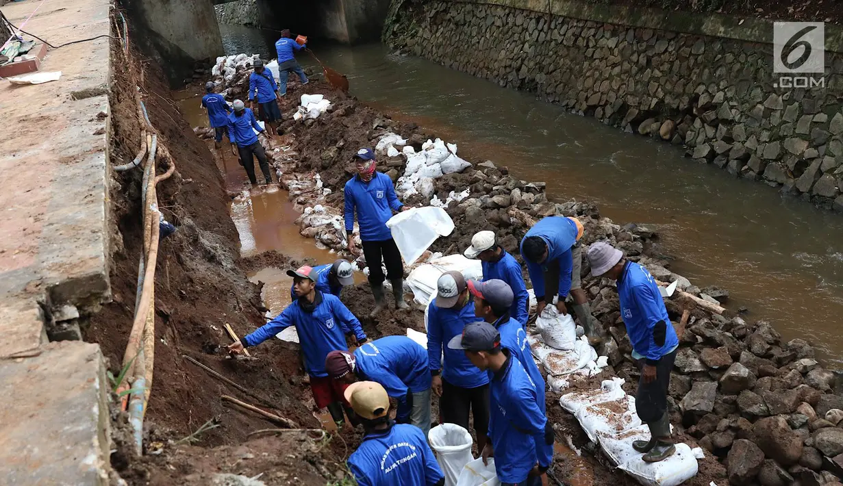 Suasana pembokaran dinding turap di saluran air kawasan Pancoran, Jakarta, Senin (28/1). Pembongkaran dilakukan untuk mengganti batu penahan turap guna mencegah kelongsoran selama musim hujan. (Liputan6.com/Immanuel Antonius)