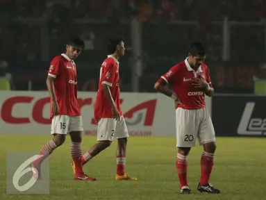 Pemain Persija tertunduk saat laga melawan Sriwijaya FC dihentikan pada lanjutan Torabika Soccer Championship presented by IM3 Ooredoo di Stadion GBK Jakarta, Jumat (24/6). Hinggadihentikan, Sriwijaya FC unggul 1-0. (Liputan6.com/Helmi Fithriansyah)