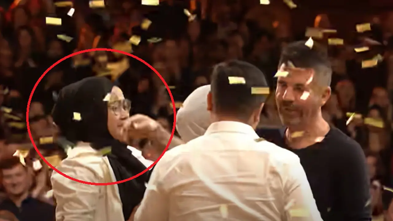 Ramai di TikTok video pendek yang yang memperlihatkan muka ibu Putri Ariani yaitu Reni Alfianty secara tak sengaja tersenggol oleh tangan Simon Cowell (YouTube AGT).