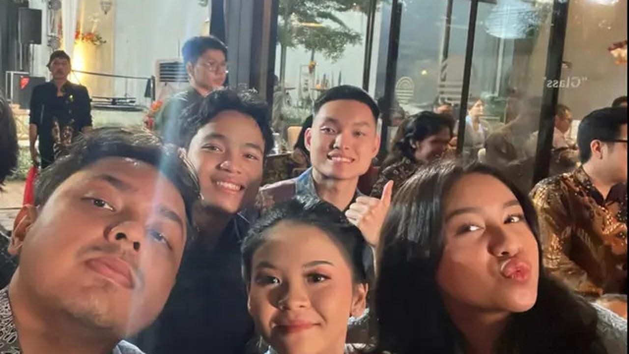 Remaja yang baru saja genap berusia 19 tahun ini menikmati momen bahagia reuni dengan teman-teman lamanya.