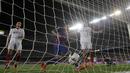 Kiper Sevilla tak mampu menghadang sepakan pemain Barcelona, Arda Turan yang berbuah gol pada laga Super Cup Spanyol di Stadion Camp Nou, Barcelona (18/8/2016). (AP/Manu Fernandez)