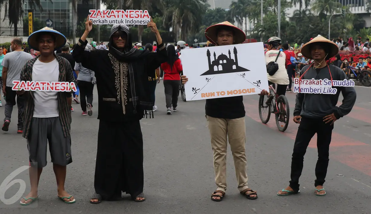 Aktivis dari Dompet Dhuafa melakukan sosialisasi saat Hari Bebas Kendaraan Bermotor (HBKB) di kawasan M.H Thamrin, Jakarta, (29/5/2016). Sosialisasi tersebut dilakukan untuk mengajak masyarakat akan pentingnya berzakat.(Liputan6.com/ Herman Zakharia)
