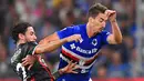 <p>Pemain Sampdoria Filip Duricic (kanan) berebut bola dengan pemain AC Milan Davide Calabria pada pertandingan sepak bola Serie A Liga Italia di Genova, Italia, 10 September 2022. AC Milan menang dengan skor 2-1 atas Sampdoria. (Tano Pecoraro/LaPresse via AP)</p>