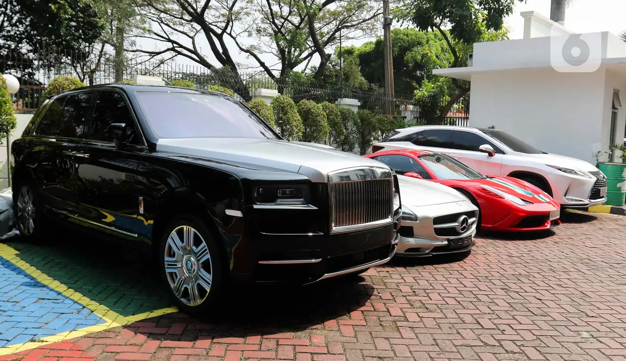 Sementara itu, barang bukti terkait Helena Lim, yaitu 6 unit bidang tanah dan bangunan dengan rincian 4 unit di Jakarta Utara, 2 unit di Tangerang, 3 unit Mobil Toyota Kijang Innova, Lexus, dan Toyota Alphard. (Liputan6.com/Herman Zakharia)