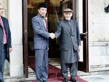 Presiden Joko Widodo berjabat tangan dengan Presiden Afghanistan Ashraf Ghani saat kunjungan kenegaraan ke Afghanistan (29/1). Dalam pertemuan itu, Presiden Jokowi dan Presiden Ghani mengikuti serangkaian acara.(Liputan6.com/Pool/Rusman Biro Pers Setpres)