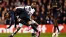Pemain Spurs, Clinton Njie (kanan), berebut bola dengan pemain Monaco, Nabil Dirar, dalam laga Grup J Liga Europa yang berlangsung di Stadion White Hart Lane, London, Inggris, Kamis (10/12/2015). (Reuters/Dylan Martinez)