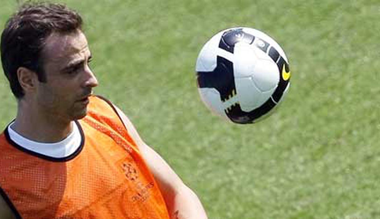 Aksi striker Manchester United, Dimitar Berbatov saat sesi latihan di Doha, Qatar, 12 Januari 2010. AFP PHOTO / KARIM JAAFAR 