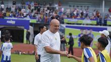 Pelatih Persib Bandung, Bojan Hodak, memimpin coaching clinic dalam rangkaian acara Persib Day Festival yang digelar di Stadion Gelora Bandung Lautan Api, Bandung, Minggu (26/4/2026). (Bola.com/Muhammad Faqih)