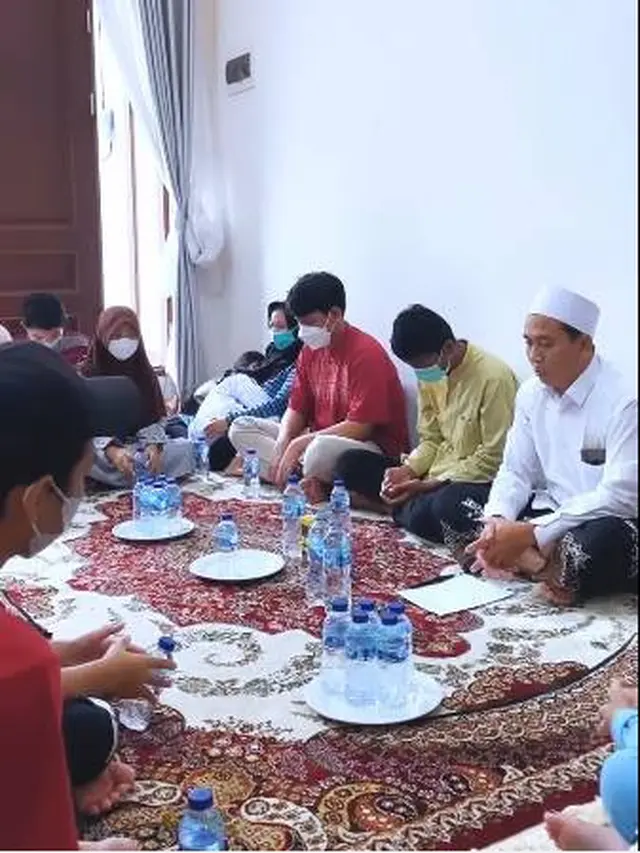 Akun Instagram Kembali, Ini 7 Momen Lucinta Luna Gelar Tasyakuran Bersama Anak Yatim