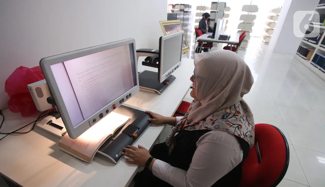 Pengunjung berada di ruang baca Perpustakaan Nasional (Perpusnas), Jakarta, Selasa (18/2/2020). Selain megah dan memiliki koleksi lengkap, Perpusnas juga menyediakan ruangan perpustakaan untuk anak-anak, layanan untuk penyandang disabilitas dan lansia. (Liputan6.com/Angga Yuniar)