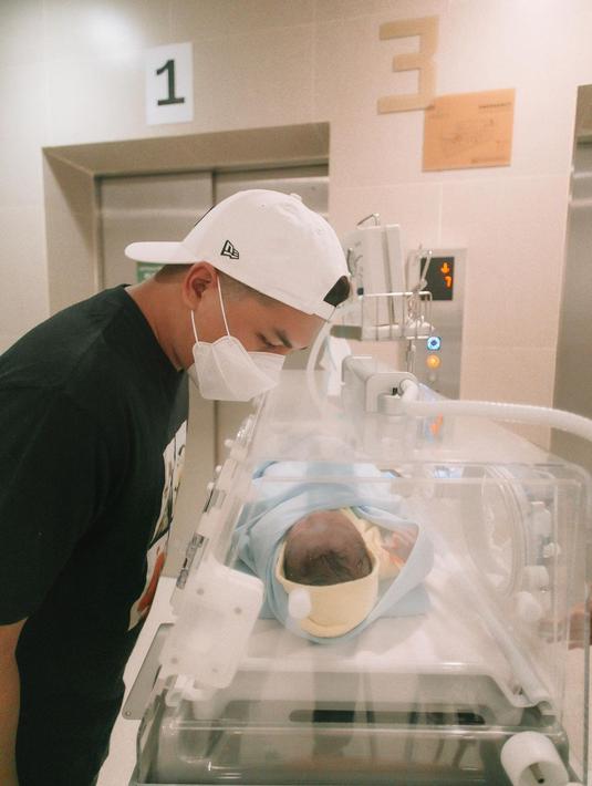 Lewat akun Instagramnya, Chelsea mengatakan proses persalinan kali ini tidak lah mudah. Ia pun merasakan pengalaman baru yang berbeda saat dirinya melahirkan anak pertamanya, Natusha Olivia Alinskie. (Instagram/chelseaoliviaa)