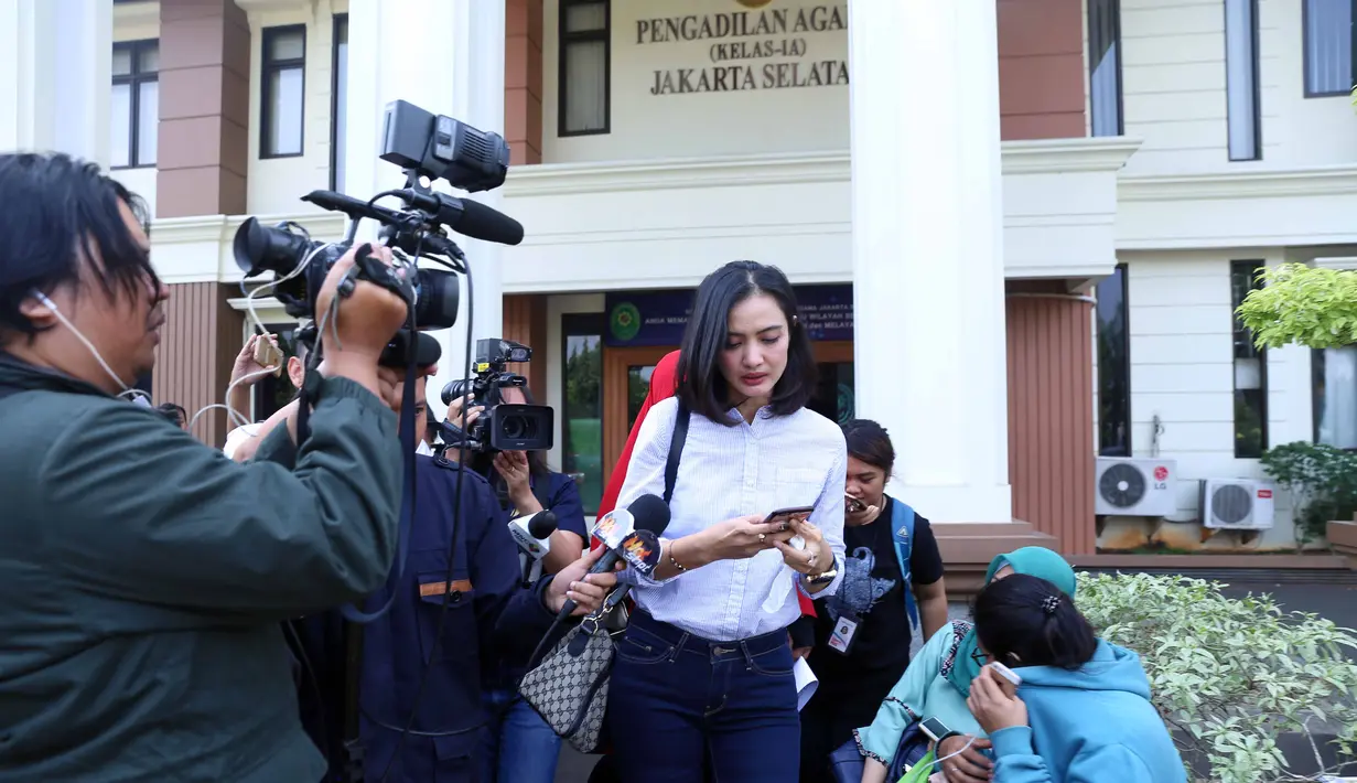 Sidang cerai perdana Ibnu Jamil dan Ade Maya mulai di gelar hari ini Kamis (14/9). Presenter dan pemerann itu tidak hadir dalam sidang, sedangkan tergugat, Ade terlihat hadir dengan di dampingi keluarganya. (Nurwahyunan/Bintang.com)