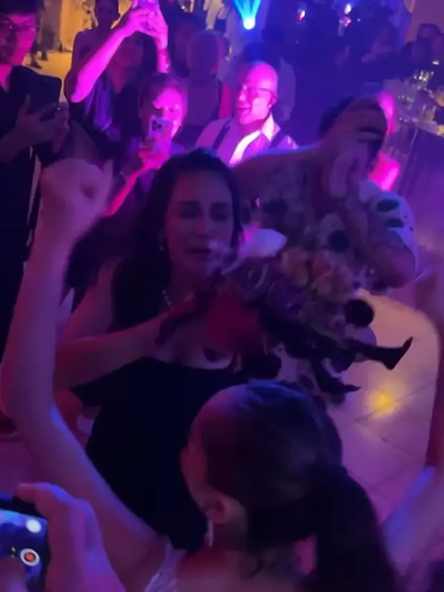 Luna Maya dapat hand bouquet (Instagram/herworldindonesia)