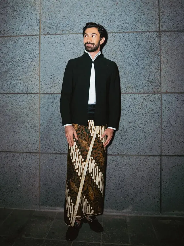 Pilihan Outfit Atasan Hitam Ala Reza Rahadian/via Instagram @officialpilarez