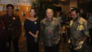 Pengusaha asal Sumatera Barat, Sofjan Wanandi (ketiga dari kiri), menghadiri acara nonton bareng film Tabula Rasa di Jakarta, (15/9/2014). (Liputan6.com/Helmi Fithriansyah)