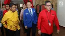 Sekjen PDIP Hasto Kristiyanto (kanan), Demisioner Sekjen Golkar Idrus Marham (kiri), Sekjen PAN Eddy Suparno (tengah) saat menggelar pertemuan dengan utusan PM Jepang Shinzo Abe di Kantor DPP PDIP, Jakarta, Kamis (18/1). (Liputan6.com/Angga Yuniar)