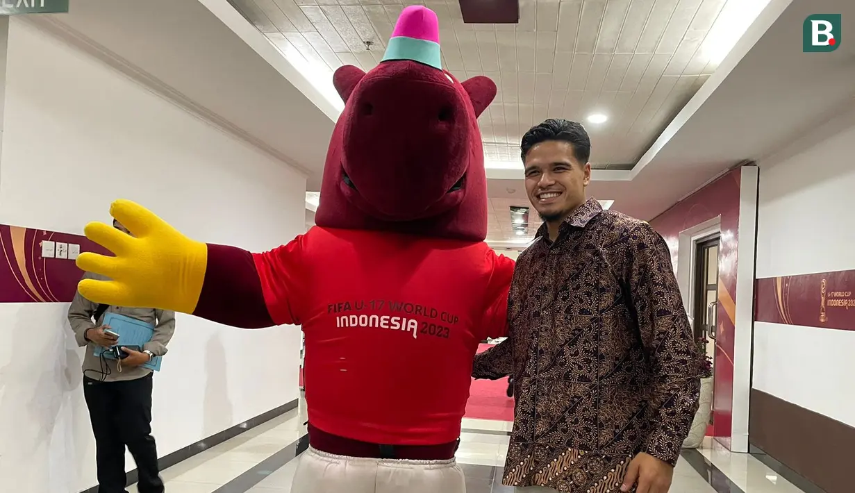 <p>Calon pemain naturalisasi Indonesia, Ragnar Oratmangoen (kanan) berpose dengan maskot Piala Dunia U-17 2023 Bacuya menjelang pertandingan Timnas Indoensia U-17 versus Maroko di Stadion Gelora Bung Tomo, Surabaya, Kamis (16/11/2023). (Bola.com/Erwin Fitriansyah)</p>
