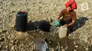 Warga menggali sejumlah sumur di tengah aliran Sungai Cihoe yang mengering. (merdeka.com/Arie Basuki)