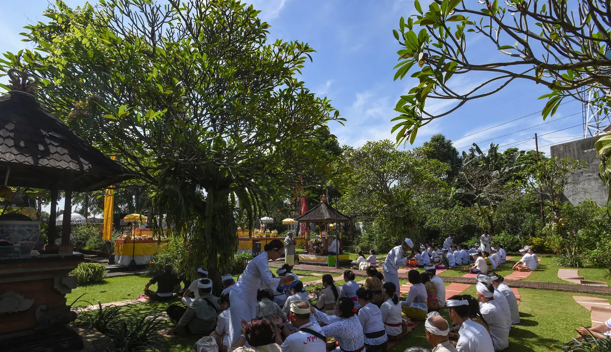 Hari Raya Galungan dirayakan umat Hindu sebagai hari kemenangan kebaikan atau kebenaran (Dharma) atas kejahatan (Adharma). (merdeka.com/Arie Basuki)