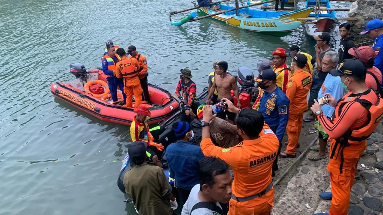 Petugas Satpolairud Garut bersama tim gabungan berhasil membawa mayat DL, korban tenggelam di pantai Santolo, Rabu (2/6/2021) lalu, yang ditemukan siang tadi.