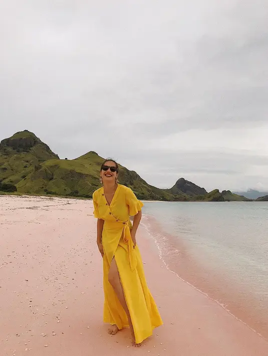 Pesona Pevita Pearce juga nampak sempurna dengan busana-busana yang ia kenakan saat liburan. Pevita selalu nampak modis di tiap liburannya. (Liputan6.com/IG/@pevpearce)