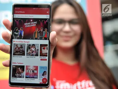 Model menunjukkan aplikasi SmartMusic saat peluncuran di Sarinah, Jakarta, Minggu (10/2). SmartMusic merupakan aplikasi asli lokal yang dihadirkan Smartfren bekerjasama dengan PT Melon Indonesia. (Merdeka.com/Iqbal S. Nugroho)