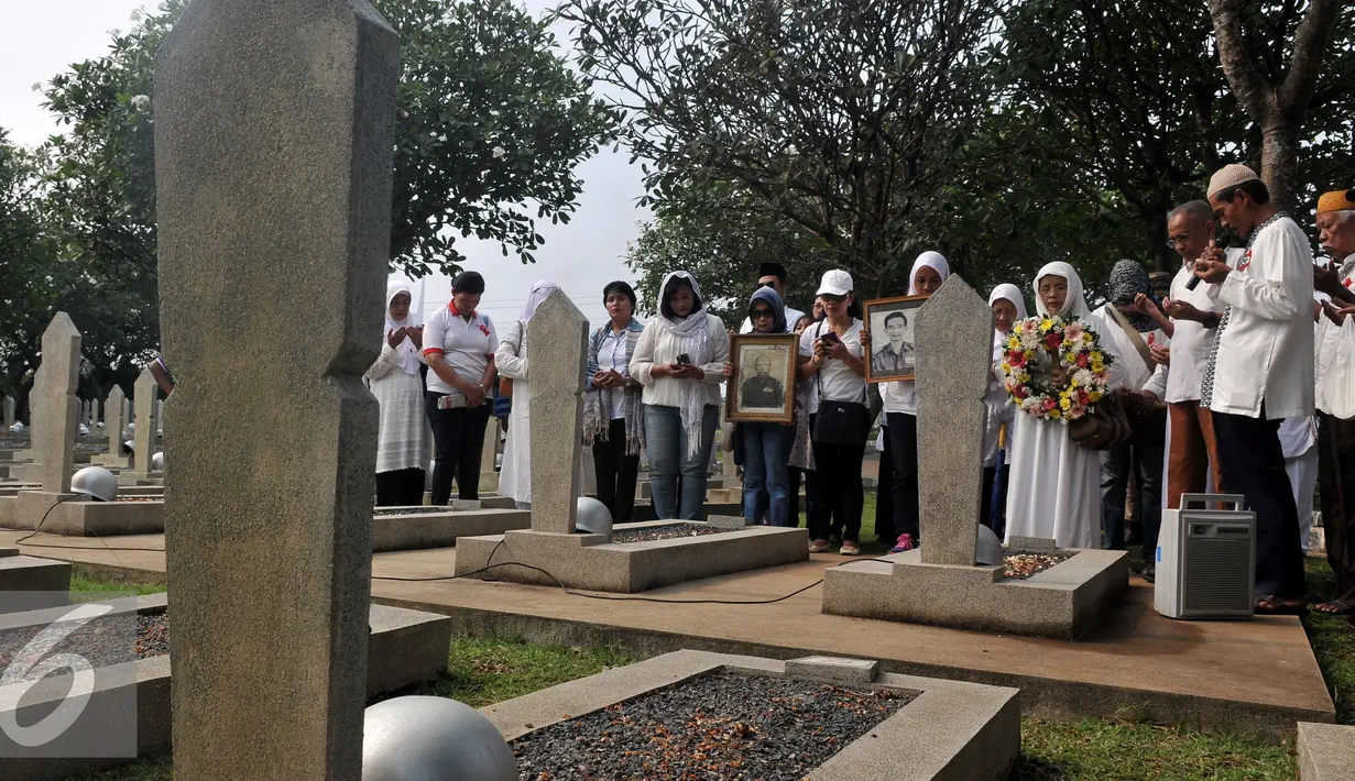Warga Kompleks Zeni Mampang melakukan ziarah di TMP Kalibata, Jakarta, Minggu, (1/11/2015). Mereka akan membongkar makam keluarga mereka di TMP jika pemerintah melakukan penggusuran terhadap rumah mereka. (Liputan6.com/Johan Tallo)