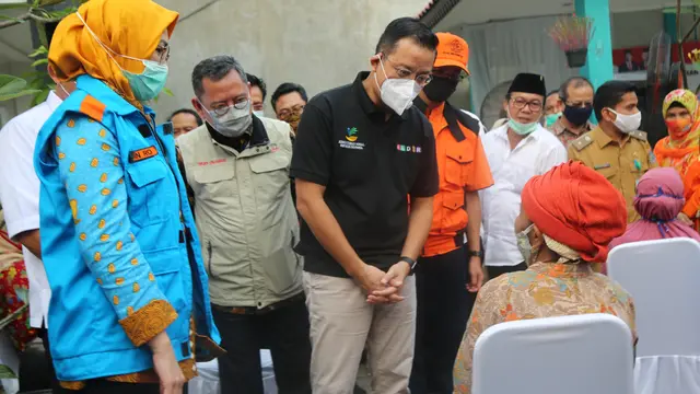Mensos Juliari Batubara menyerahkan bansos kepada warga pendatang di Kota Tangerang Selatan yang terdampak pandemi Covid-19