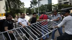 Massa pro-demokrasi (kiri) terlibat bentrok dengan kelompok anti-demokrasi di Admiralty, Hong Kong, (13/10/2014). (REUTERS/Carlos Barria)