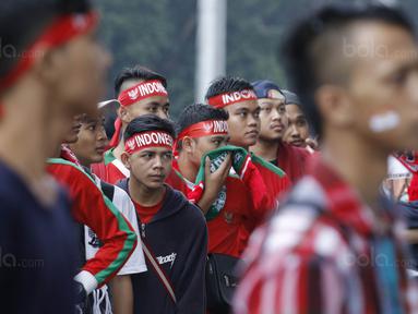 Suporter antre memasuki Stadion Utama Gelora Bung Karno (SUGBK), Jakarta, Minggu (14/1/2018). Kehadiran mereka untuk menyaksikan langsung pertandingan antara Indonesia melawan Islandia dalam laga persahabatan. (Bola.com/M Iqbal Ichsan)