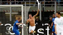 Legenda sepak bola Italia, Christian Vieri berselebrasi setelah mencetak gol selama pertandingan perpisahan Andrea Pirlo, di Stadion Milan San Siro, Italia, (21/5). (AP Photo / Antonio Calanni)