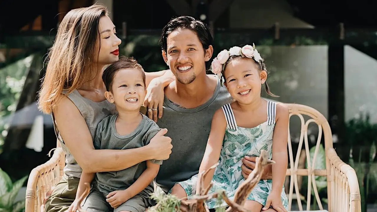 [Bintang] Bikin Netizen Jatuh Hati, Lihat Kompaknya Keluarga Irfan-Jennifer Bachdim yang Stylish