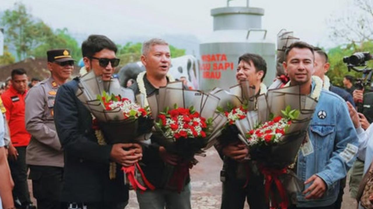 Potret Raffi Ahmad Bareng The Dudas Minus One Kunjungi Sentra Produksi Susu Sapi di Jawa Timur