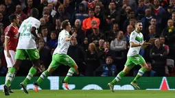 Gelandang Wolfsburg, Daniel Caligiuri (kanan) melakukan selebrasi usai mencetak gol kegawang MU pada laga Liga Champions di Stadion Old Trafford, Inggris, Kamis (1/10/2015). MU menang atas Wolfsburg dengan skor 2-1. (AFP PHOTO/PAUL ELLIS)